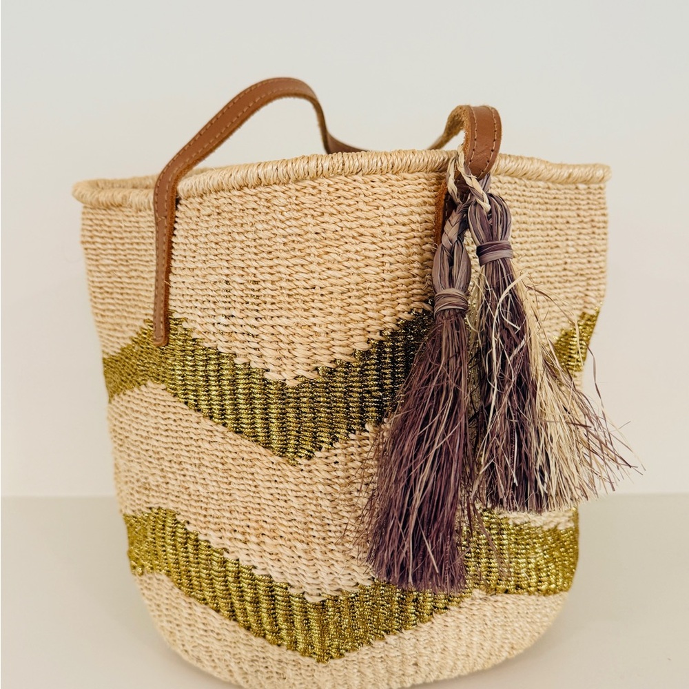 Chic Straw Tote with Leather Handle